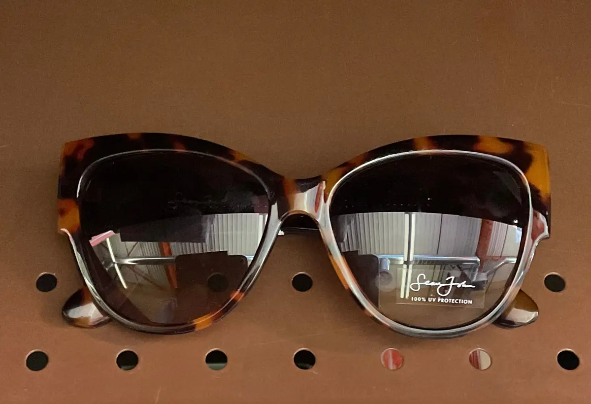 Women's Tortoise Shell Print Crystal Plastic Square
Sunglasses 1