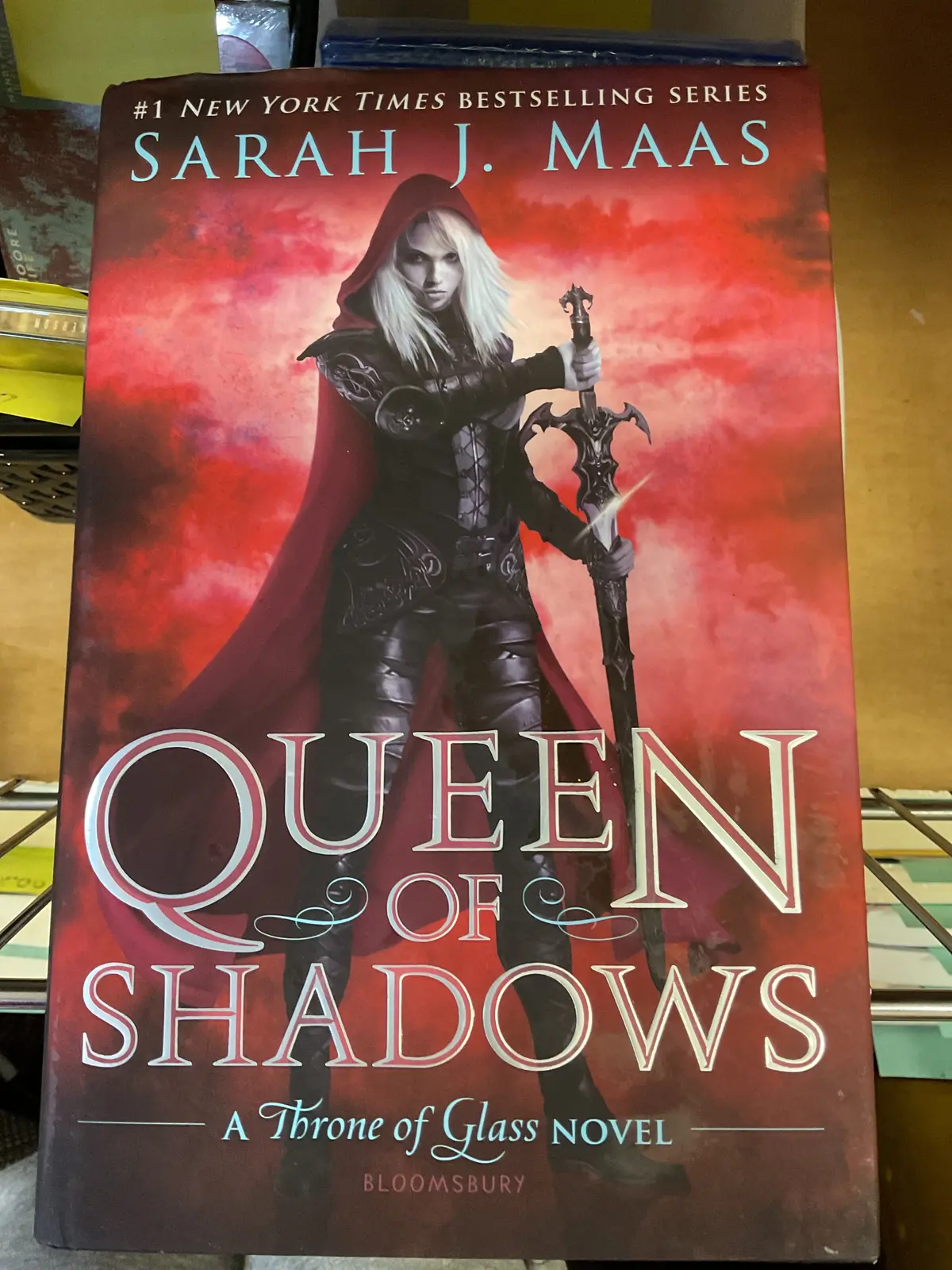 Queen Of Shadows (Throne Of Glass, 4) - Sarah J. Maas ( Hardcover) 1