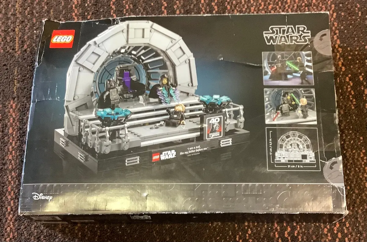 Broken Seal - Lego Star Wars Emperor's Throne Room Diorama Collectible
Building Set 75352, Damaged Box, As Is 1