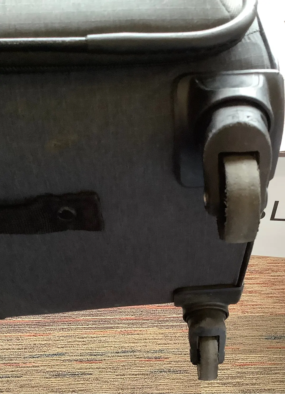 Skyline Softside Large Checked Spinner Suitcase -
Gray Heather 1