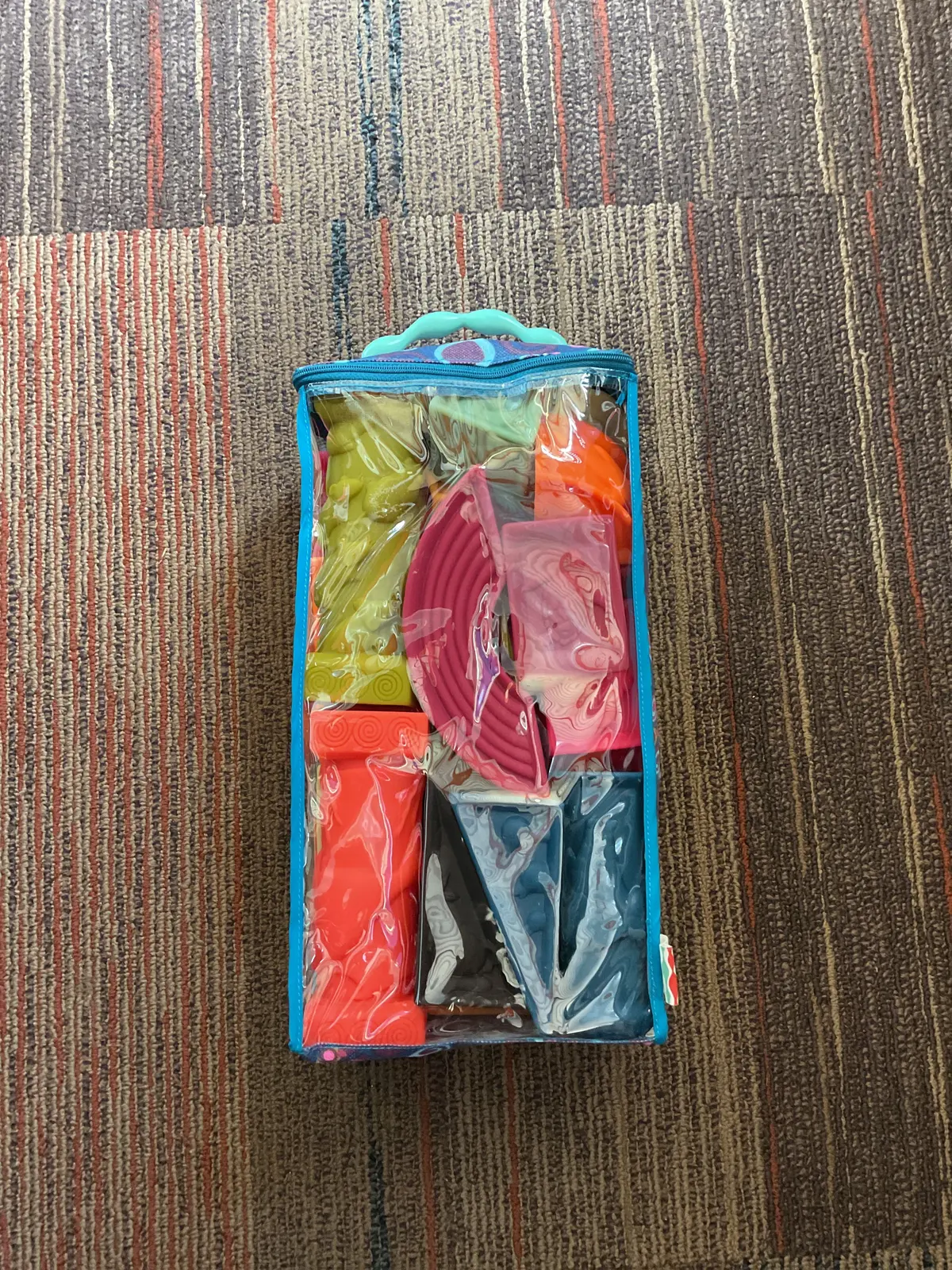 B Toys Elemenosqueze Baby
Squeaky Soft A-Z Blocks Set 1