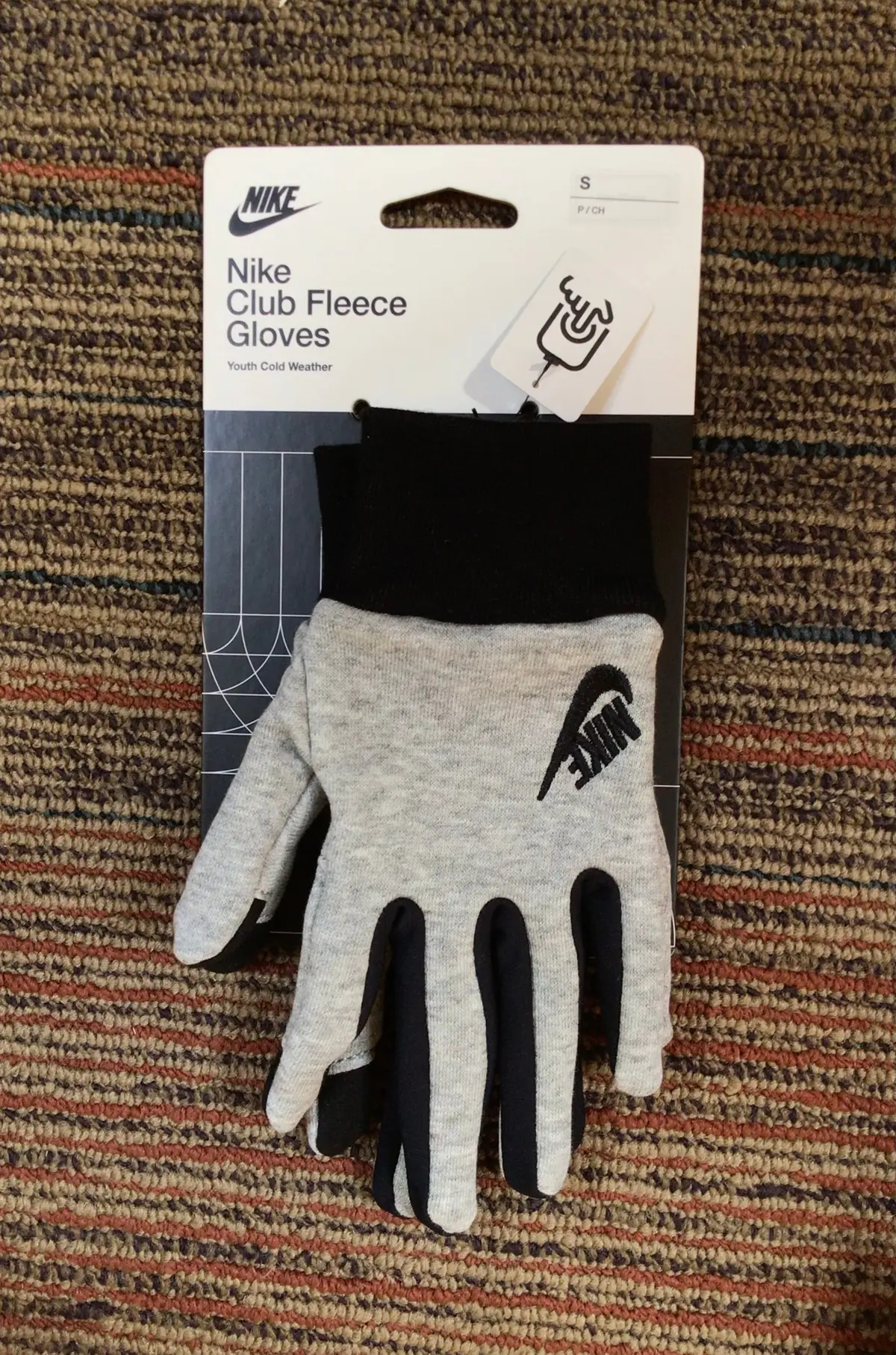 Nike Club Fleece Gloves - Youth Grey 1
