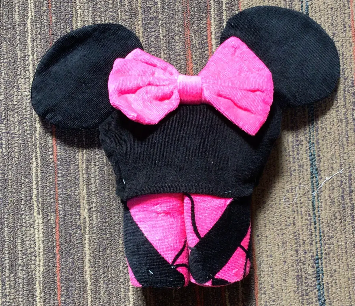 Girls Mini Mouse Hooded Towel 1