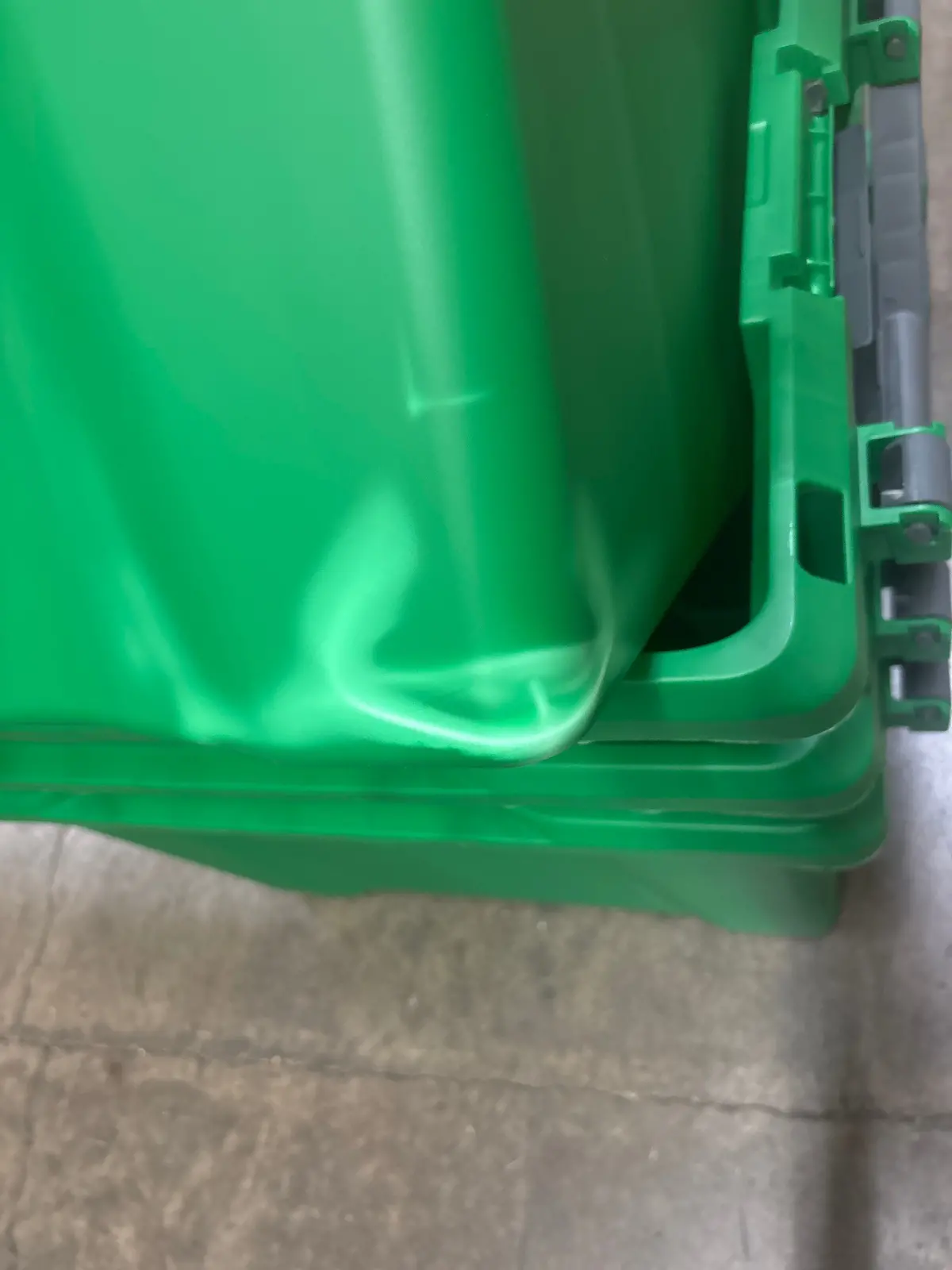 32 Gallon Rolling Storage Tote With Lid - Green 2
