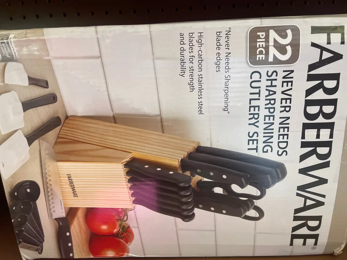 Farberware 22 Piece Never Needs Sharpening
Triple Riveted Knife Block Set 1