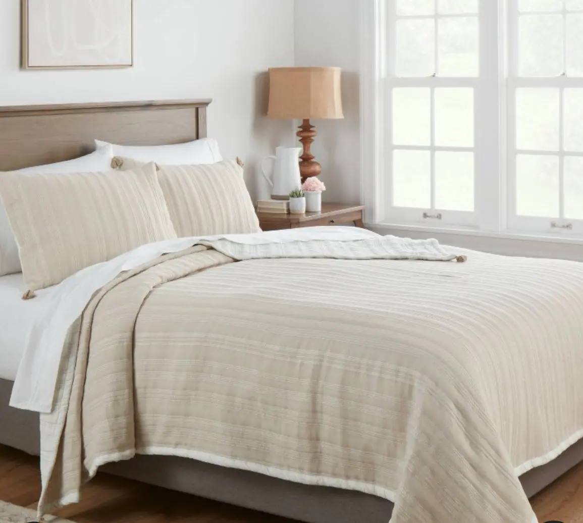 King Reversible Matelassé Stitched Stripe
Quilt Off-White/Khaki 1