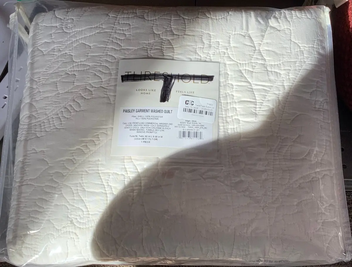 Twin/Twin Extra Long Garment Washed Paisley Stitch Quilt
Light Gray 1