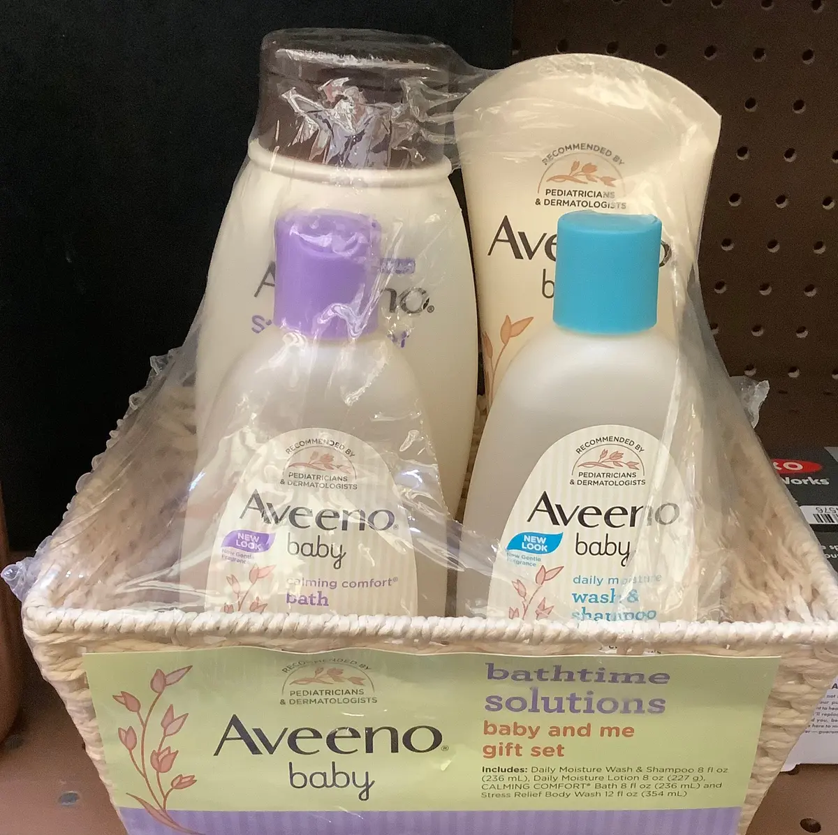 Aveeno Baby & Me Daily Bathtime Solutions Gift Set Includes Baby Wash, Shampoo,Calming Bath And Moisturizing Lotion -
4Ct 1