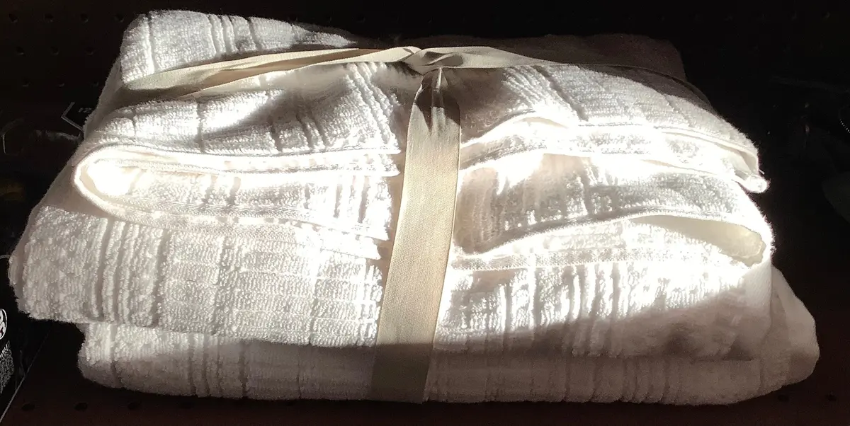2Pk Quick Dry Ribbed Bath Towel Set
White 1