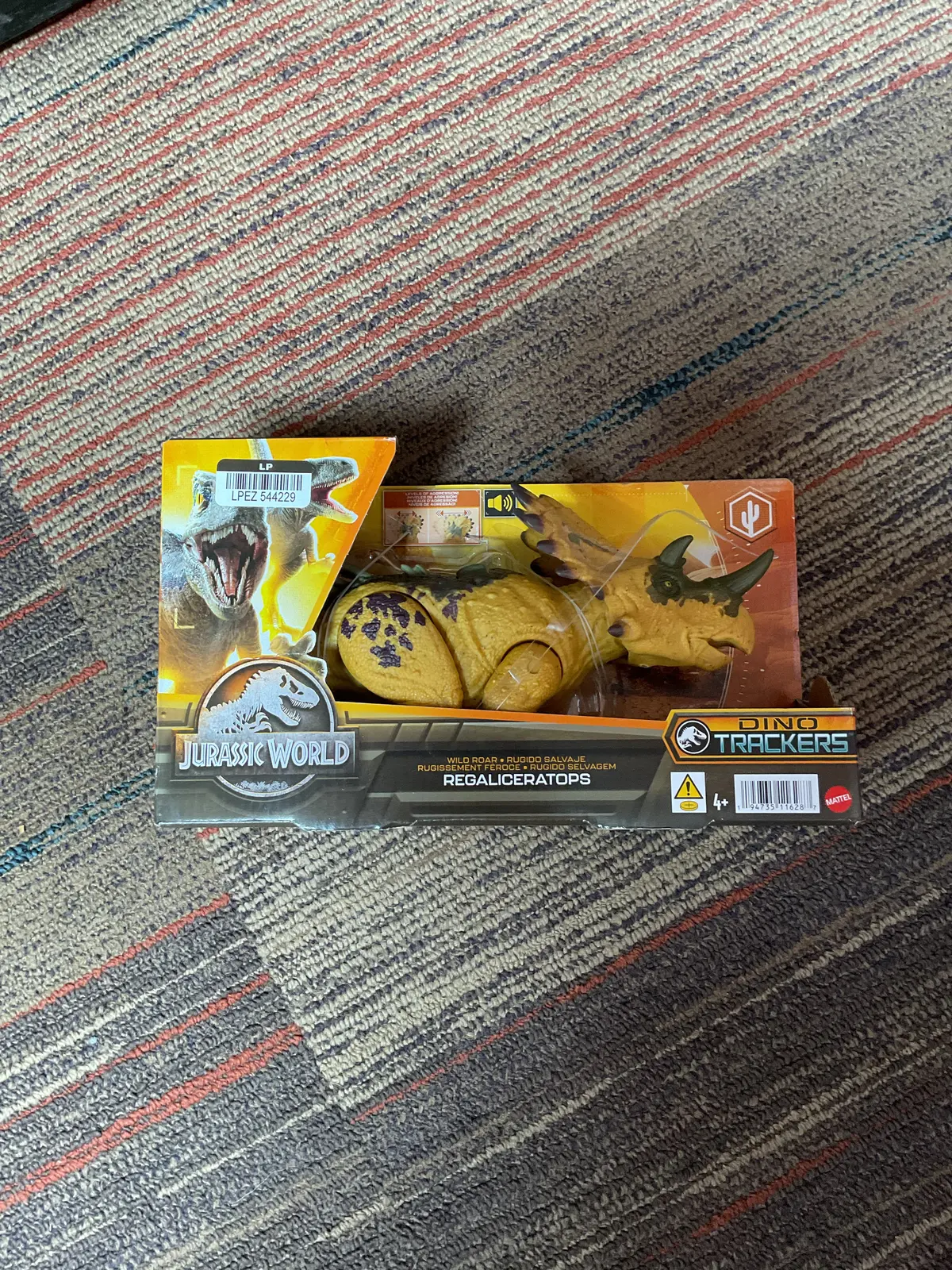 Jurassic World Wild Roar Regaliceratops Action Figure 1